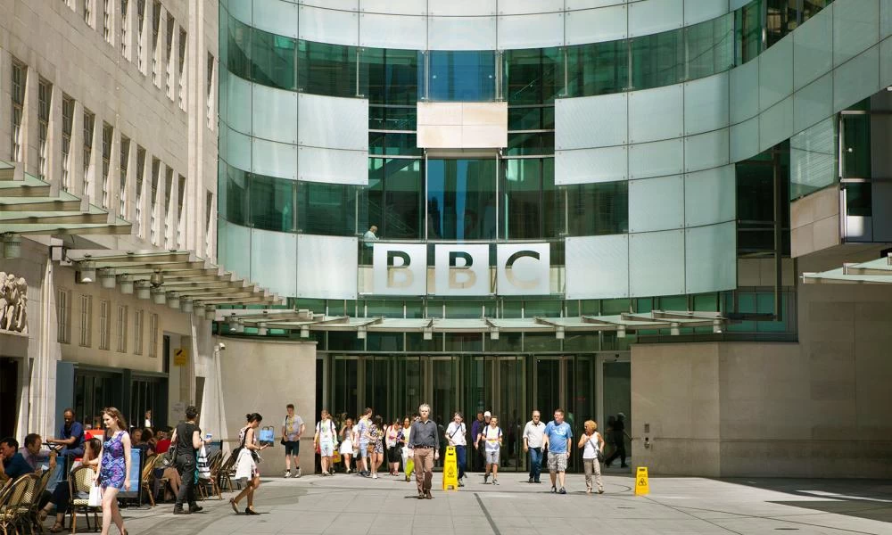 BBC: Απολύει προσωπικό και περικόπτει ρεπορτάζ για να σωθεί